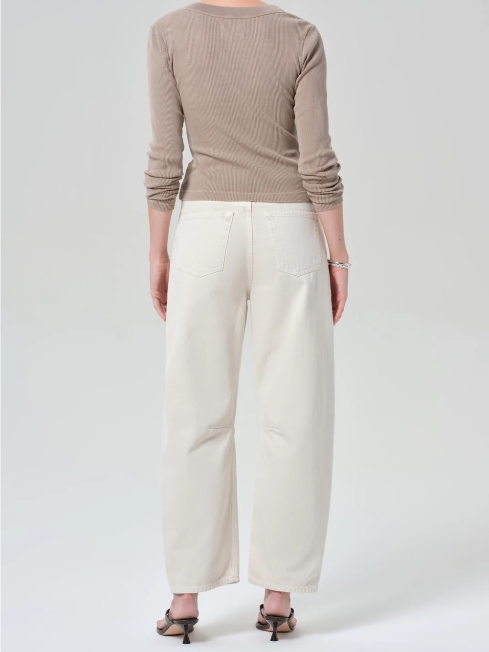 Citizens of Humanity Miro Relaxed Barrel Jeans
In Almondette size 27 - Picture 3 of 13